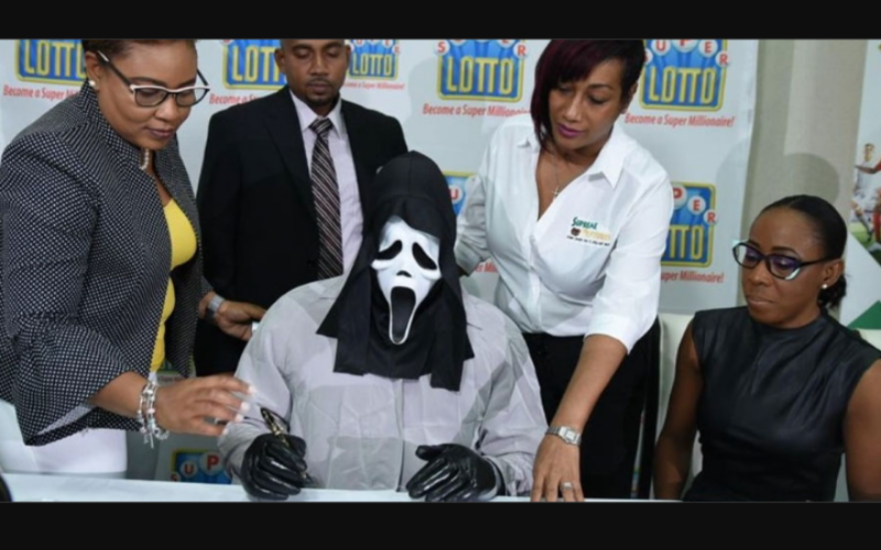Retira el premio disfrazado